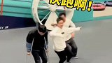 震惊到我了，刚才还在拄拐杖现在就能跳能蹦