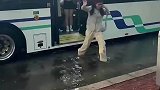 公交车离人行道太远，大妈犹豫半天还是不敢下车