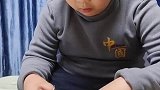 男孩从小坚持跟父母学医