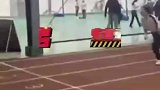 这是在跳高吗？怎么把自己给挂上去了