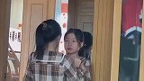 还以为照镜子呢，怎么镜子后还有后脑勺的