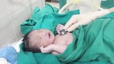 宝宝刚从妈妈肚子里抱出来，竟然那么干净，好想亲一口
