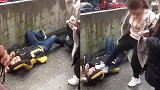 外卖小哥与女司机争吵被推倒 遭其狠踹抱头呻吟