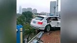 山东济南一天桥发生4车相撞事故致2伤，有车辆撞断护栏悬在半空