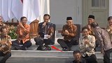 印尼总统高难度盘腿坐姿走红网络 交叉成“X”，脚尖顶脚尖