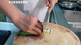 毛豆米和虾仁在一起炒简直是绝配，做法还简单，看饭店大厨如何做