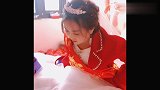 第一次见这么淡定的新娘，居然在被窝里干这事，网友：给我忍不了