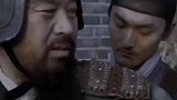 男人给将士穿纸浆铠甲，纸做的铠甲竟然更高级