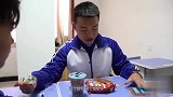 阿宝对二浪索要零食想出绝招，给他吃火鸡面，结局真是搞笑啊