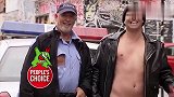 国外恶搞：男子将警察衣服撕烂,警察的反击疼得男子哇哇大叫