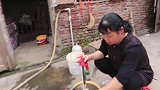 用自家养的鸡生的蛋做白萝卜鸡蛋汤给女儿止咳，阿妹吃得津津有味