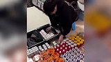 大学生返校开启“搬家模式”：零食饮料洗衣液、瓜果包子辣椒油统统拿走