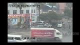 pp拍客-20120302-失控工程车撞向人群交警飞出数米