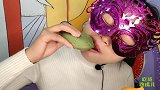 小姐姐吃创意“香蕉巧克力”形状似月牙，香甜柔滑嘎吱脆