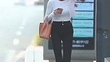 原来美女也是要坐公交车的