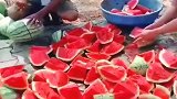 街头满地西瓜，网友：这是加工成西瓜汁吗
