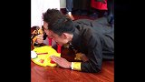 新郎和伴郎玩接亲小游戏，网友：纯粹是手速的对决！
