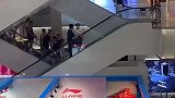 女子商场偶遇帅哥大方打招呼，没想到引来一群帅哥回应