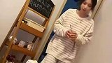 情侣吵架女友不认错，反倒不断进门倒水