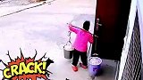 男子给妈妈买豆子让其煲汤，失明妈妈不舍得，却种成豆芽去卖！