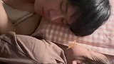 妈妈拍下老公和小女儿的睡姿