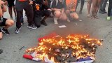 抗议者白宫外焚烧美国国旗 集体饶舌怒吼：美国从没伟大过