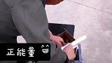女孩面包箱里藏钱给外婆，临走前被外婆发现拒收
