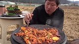兴森自己吃一锅炖鸡排，锅沿上的都不放过，佩服