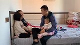 丈夫进城每月寄一万，回家看到七岁女儿背着婴儿弟弟捡破烂，解气