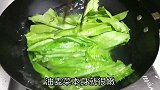 饭店炒的油麦菜为啥鲜嫩翠绿不变色，大厨教你详细做法，一看就会