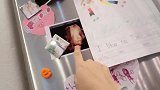 两个粉妆玉琢的婴孩，姐妹俩手足无措的样子，真的好精致啊！