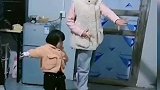 女儿跳舞,爸爸陪女儿一起练习舞蹈