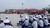 部队待久了看男人也这么清秀，消防小哥热舞成全队焦点