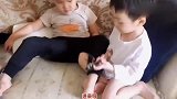 妹妹一不开心就要哥哥抱着，真是让人羡慕啊