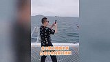 岳云鹏包豪华游艇带全家出游，耐心帮老母亲拍照，妻女相伴好温馨