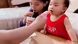 在小情人面前喂老婆吃饭，还三番五次逗闺女，小情人的反应太逗了