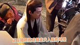 太奇葩！剧组拍戏用香烟代替干冰假装烟雾，演员都快被熏晕了