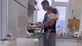 当爸爸开始带娃时，这煮个面条都得背着他