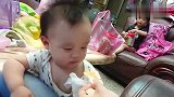 可爱小宝宝吃橘子吃到忧伤：人家没牙咬不动啦,好桑心！