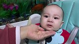 宝宝吃香蕉想吐，这到底是哪个环节出了问题，萌宝表情太痛苦！