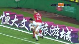 武磊郜林底线正面交锋 武磊倒地裁判吹罚犯规