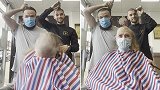 英国：一患癌症女士去剃头，得知原因后两理发师也剃光头表示鼓励