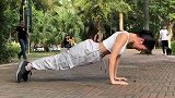 美女小姐姐一大早，在公园做俯卧撑，为什么她做比男生做好看