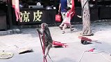 猴子踩高跷。
