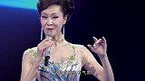 她是国家一级演员，曾捧红“大衣哥”朱之文，如今却当网红直播