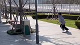 女生公园玩跑酷，同伴在一旁加油鼓舞