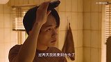 女孩为了化疗剃光头发，男孩为了她也剃了光头