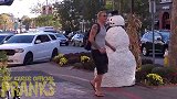 街头雪人恶搞，假扮雪人吓路人，路人纷纷被吓一跳