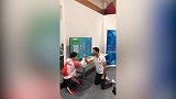 华天过招巩立姣掰手腕 双腿跪地这是要闹哪样