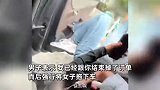 女子打车开窗被拒，遭司机威胁删除视频强行拖下车，女子吓坏惊呼救命